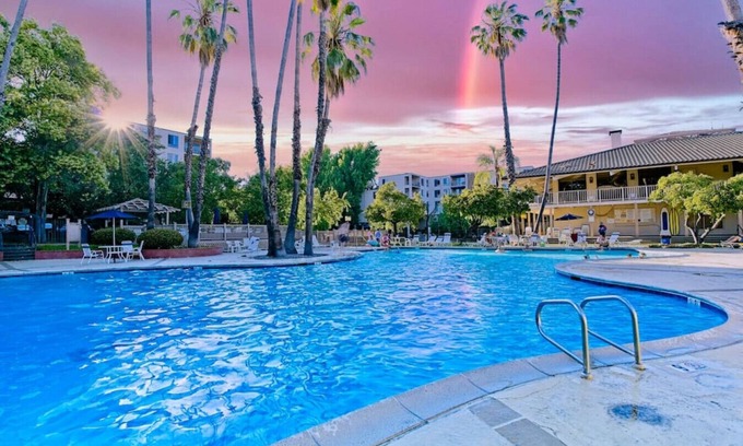 Walnut Creek Apartment | Discover KeyLuxe: Jacuzzi, Pool & Gym in Walnut Creek