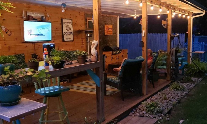 Geneva-on-the-Lake Cottage | Ideal Getaway: Steps from the Strip with Ocean Views
