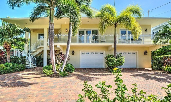 Coury House | Experience Key Colony Beach: Resort Style with Ocean View