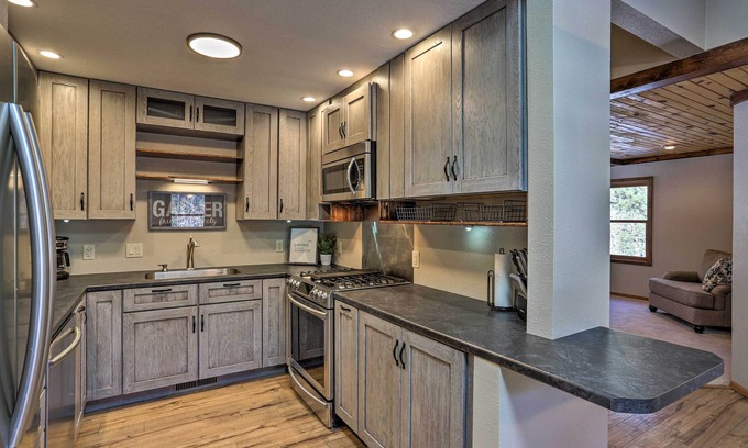 Keystone Cabin | Inviting Keystone Cabin with Mount Rushmore Views & Spa