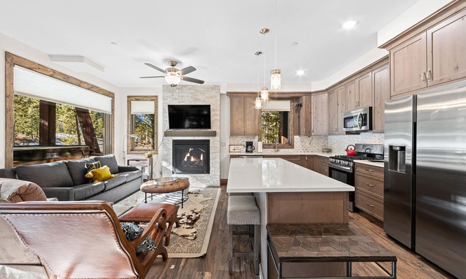 Lakeside Village Condo | Cozy Condo in Keystone with Hot Tub & Shuttle to Lifts
