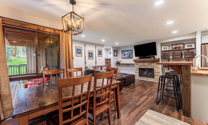 Keystone Condo | Cozy Condo with Fireplace & Balcony Near Shuttle Service
