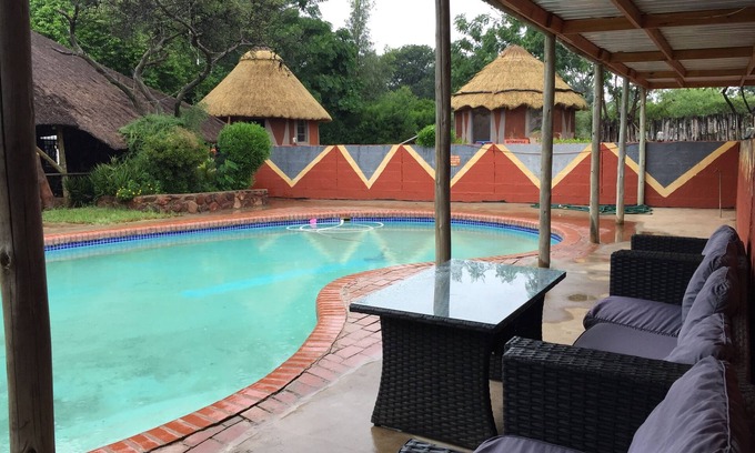 Kanye Cabin | Family-Friendly Kgogomodumo Lodge with Breakfast Included