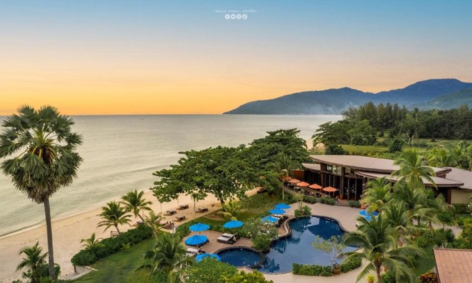 Khanom Resort | Relax at Khanom Beach Resort And Spa with Oceanfront Views