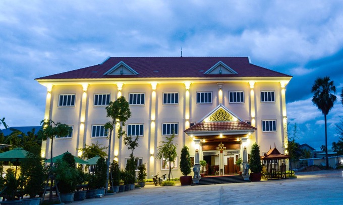Moung Ruessei Hotel | Relax at Kheang Oudom Hotel: Pool, Spa & Family-Friendly
