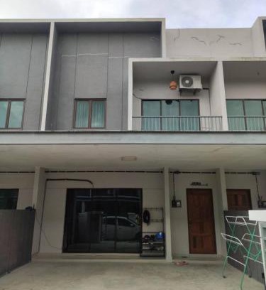 Kuantan House | Cozy Khisya Homestay: Family-Friendly Getaway Awaits