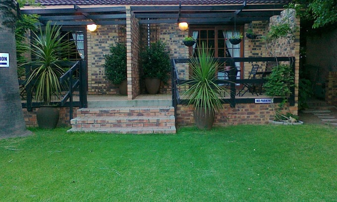 Ermelo House | Relax at Khokha Moya Guesthouse with Pool & Family Dining