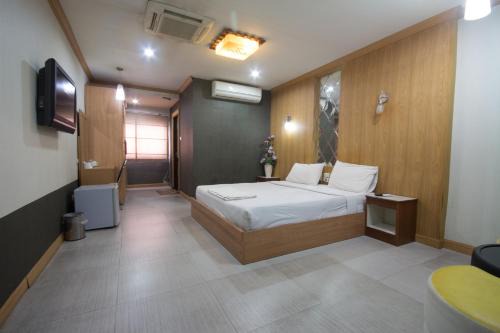 Khon Kaen Hotel | Family-Friendly Stay at Khon Kaen Ruenrom Hotel