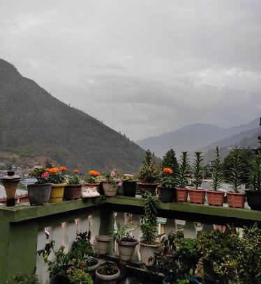 Bomdila House | Budget-Friendly Khowti Stay with Hot Tub & Family Amenities