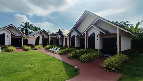 Pa Klok Resort | Explore Khumkatang Resort & Restaurant with Family-Friendly Amenities
