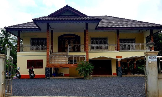 Don Sak House | Guest-Focused Khwahol Guesthouse with Oceanfront Pool