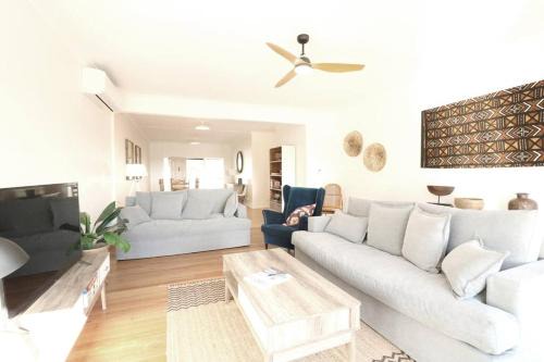 Merimbula House | Pet-Friendly Kibanda on Lakeview with Outstanding Reviews