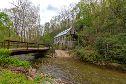 Old Fort House | Exclusive Kibbin Private Stone Cottage by the Creek