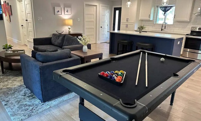 Elgin House | Unwind and Play: Experience Top Amenities with Weekly Discounts