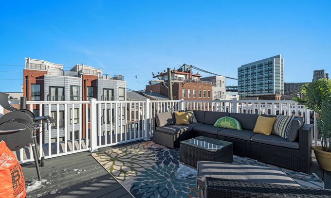 Old City Apartment | Kid Friendly-Parking-Roof Deck