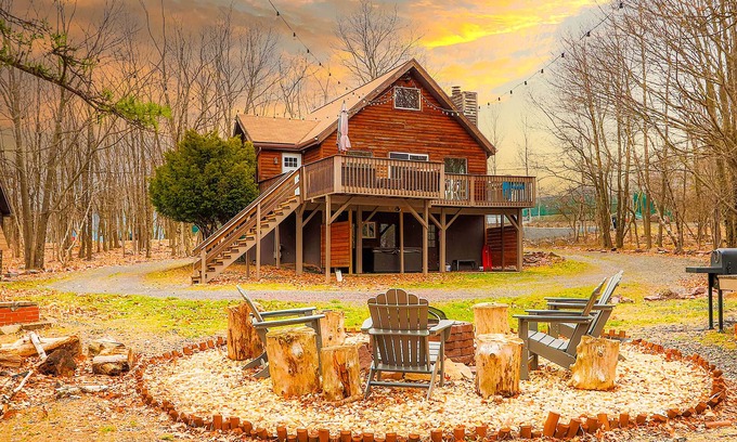 Albrightsville Ski Chalet | Unforgettable Poconos Treehouse with Sauna & Hot Tub