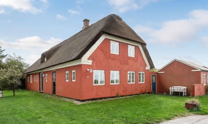 Ballum House | Coastal Retreat: Kielo with Ocean View & Spa Amenities