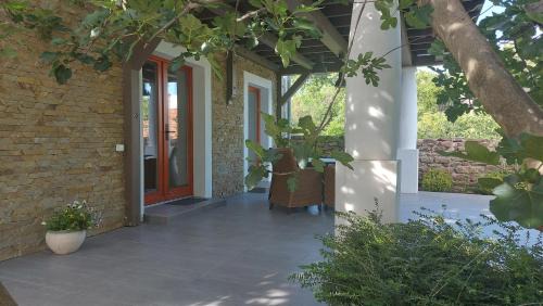 Zánka Apartment | Guest Rated Kikelet Udvarház: Oceanfront Family Retreat