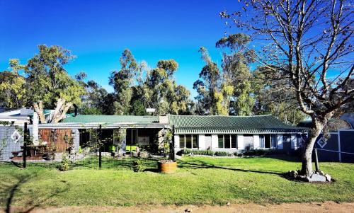 Still Bay Apartment | Explore Kiki's Khaya: Pet-Friendly Retreat with Pool