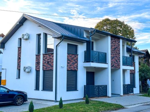 Zrenjanin Bed & Breakfast | Exceptional Kiko Apartmani: Kitchen, Breakfast & Family-Friendly