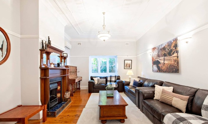 Dubbo House | Kilbirnie - Stroll to CBD, Heritage, Sleeps 10, Perfect for Orana Outdoor Show