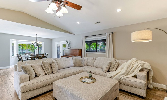 Redding House | Peaceful Retreat at Kildare Place with Lake Views & Breakfast