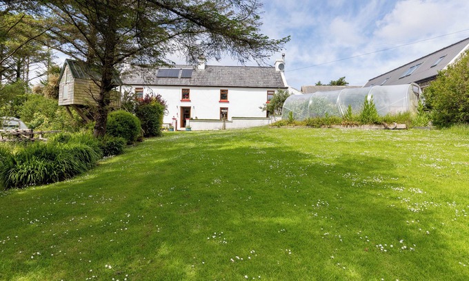 Murroogh House | Family-Friendly Kilfarboy House - Renovated Farmhouse Retreat