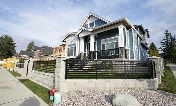 Surrey House | Family-Friendly Getaway at Kim's Place with Kitchen Access