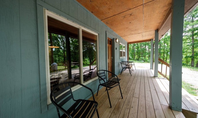 Stanton House | Cozy Kim's Retreat: 3-BR Cabin with Hot Tub & Scenic Views