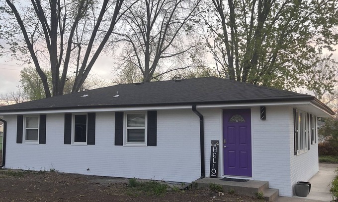 Manhattan House | Convenient Stay Near KSU Stadium with Family-Friendly Amenities