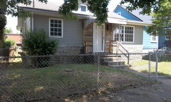 South Charleston House | Cozy King and 2 Queens Room with Breakfast Included