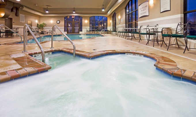 Franklin Condo | Comfortable Stay with Pool, Gym & Free Breakfast Included