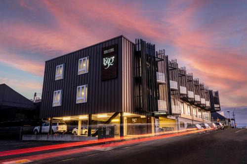 New Plymouth CBD Hotel | Elegant King and Queen Hotel Suites with Oceanfront Views