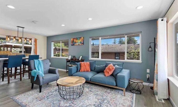 Kent Apartment | Modern 2BR House with King Bed Near Downtown Kent
