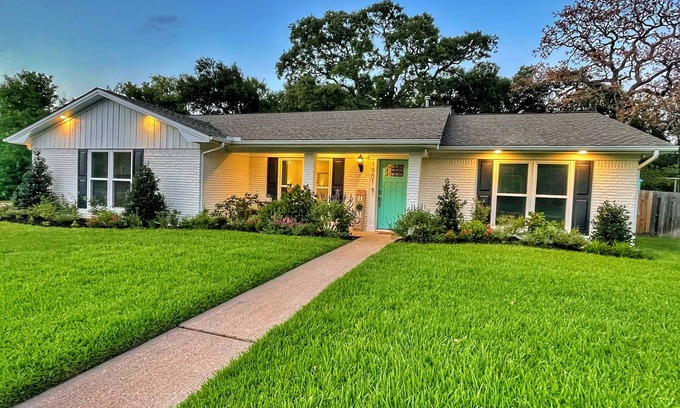 Camelot House | Family Retreat with King Bed, Pool & Close to Campus