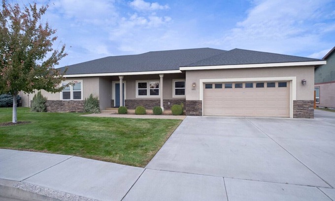 Richland House | Serene Ocean View Retreat with Garage & Spa Amenities