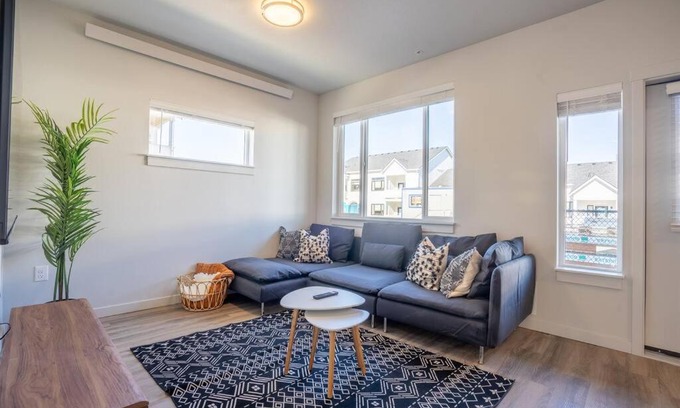 Vancouver Apartment | Boho Room with King Bed near Local Cafes & Grocery Store