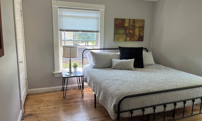 Des Moines Apartment | Inviting King Bed at Drake near Central Des Moines
