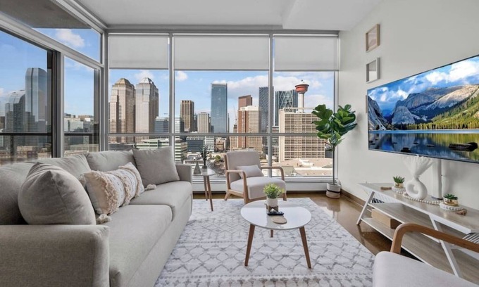 Beltline Apartment | King Bed with Downtown Views and Park Access Near Saddledome