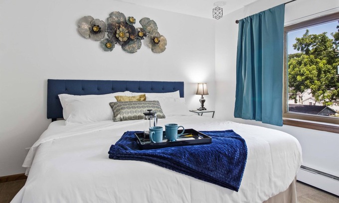 Wauwatosa Apartment | King Bed & FAST WiFi - Perfect Location Near Froedtert