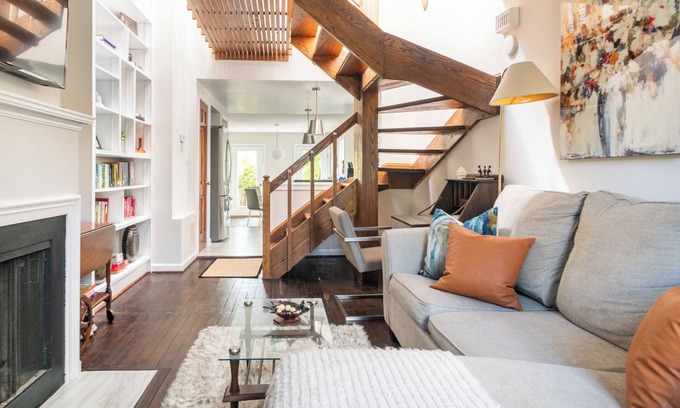 Southwest Quadrant House | Elegant King Bed Retreat in Serene Old Town Escape