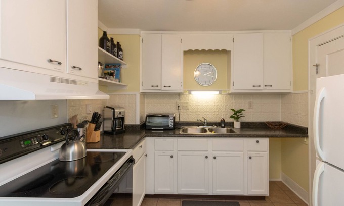 Indianapolis House | Convenient King Bed near Garfield Park & Downtown Indy