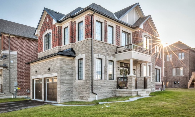 Pickering House | Exceptional Toronto Hub with Chef's Kitchen & Ocean View