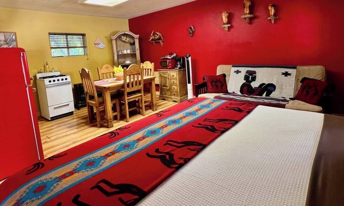San Lorenzo Apartment | Cozy Lake Roberts Suite with Kitchen & Scenic Views
