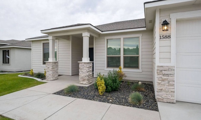 South Richland House | King Bed, Large Yard & 3 Car Garage 4/2 - #1588