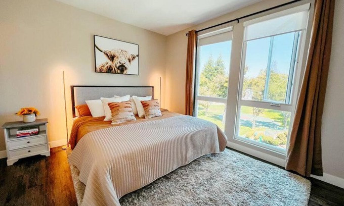 Mountain View Apartment | Pet-Friendly Ocean View Retreat with Pool & Hot Tub