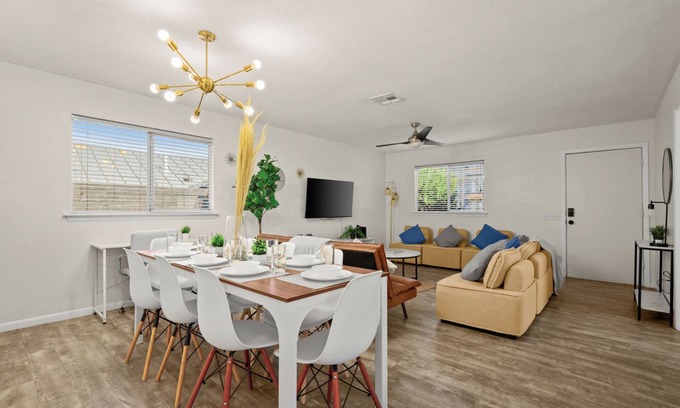 Chestnut House | King Bed~Open Living Area~Private Parking~5 Minutes to DT~Fully Stocked Kitchen