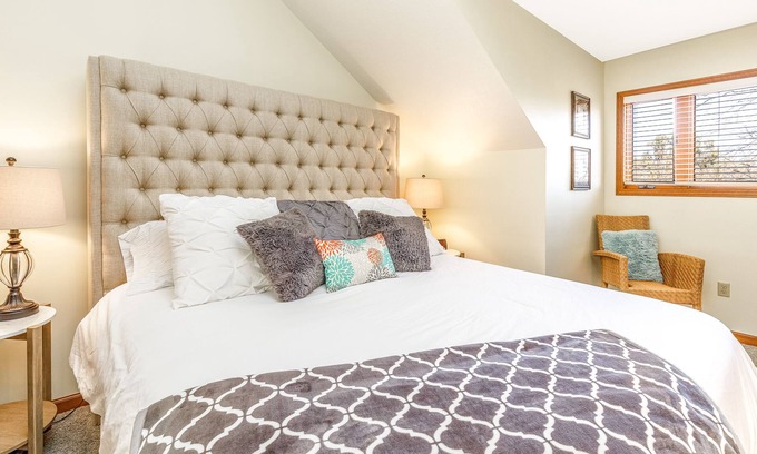 The Galena Territory Villa | Premier King Bed with Pool Access Near Golf & Spa