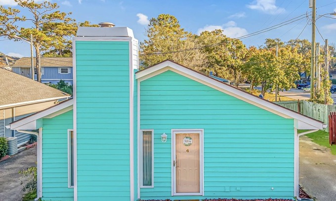 Crescent Beach House | Guest Rated 10/10: King Bed with Private Deck & Beach Access