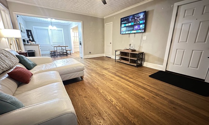 Roswell Apartment | Pet-Friendly Retreat with King Bed and Cozy Patio Porch